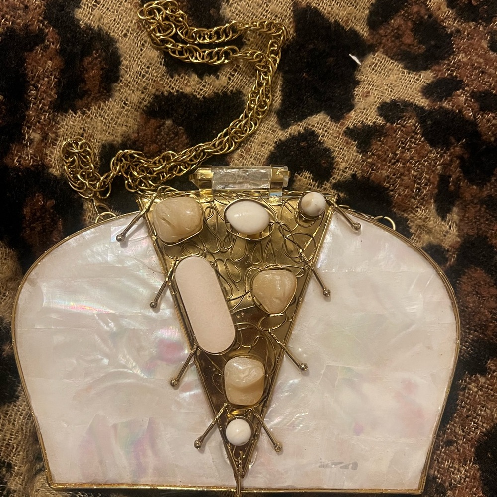 Ramla La Perle Handmade in Morocco Mother of Pearl and Brass clutch with chain - Picture 14 of 16